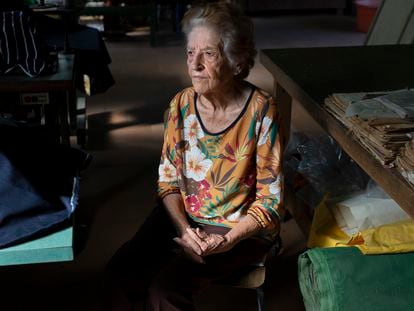 Martina Veranea Rodrguez, 87, posa para un retrato en su taller de costura en su apartamento en Caracas, Venezuela, el 8 de mayo de 2020.