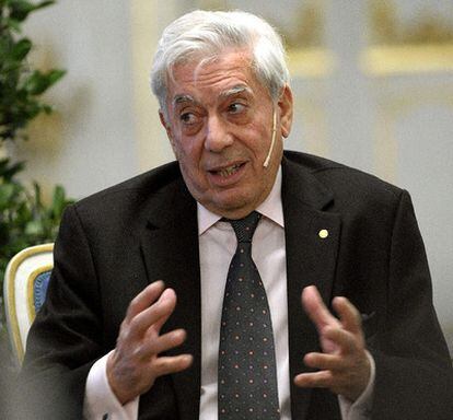 El escritor durante una conferencia en Estocolo celebrada ayer