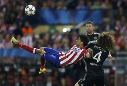 Costa remata ante David Luiz en un Atl&eacute;tico-Chelsea.