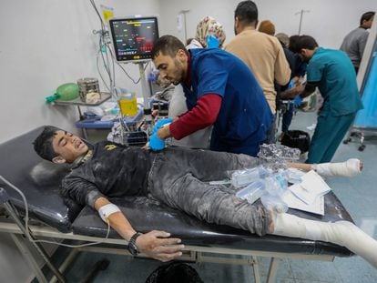 Un niño palestino herido en un ataque aéreo israelí es atendido en el hospital de Kuwait este viernes.