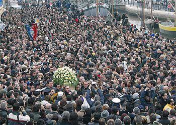 Imagen del funeral de Pantani, al que asistieron 20.000 personas.
