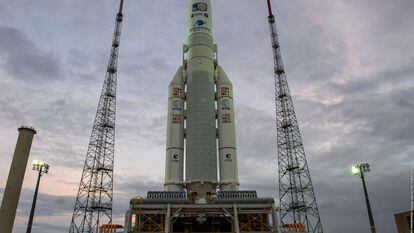 El coehete Ariane 5 de la misión 'Juice' en la plataforma de lanzamiento de Kourou (Guayana Francesa).