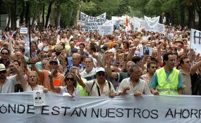 Miles de afectados por la presunta estafa de Fórum Filatélico y Afinsa en Madrid en 2006.