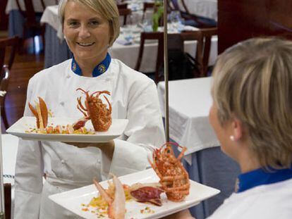 Chus Castro muestra el plato de bogavante con gazpacho helado en su restaurante de A Guardia.