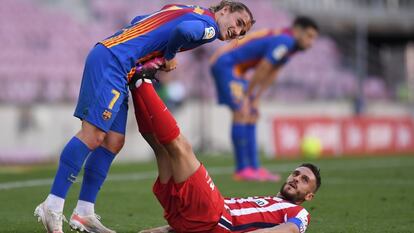 Griezmann estira los gemelos de Koke en un duelo ante el Atlético.