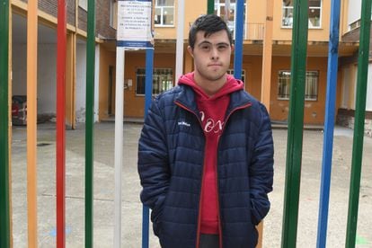 Rubén Calleja, frente al colegio Antonio González de Lama, en León, del que fue obligado a abandonar hace una década, cuando tenía 11 años, para ir a un centro especial.