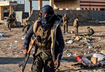 Milicianos de las Fuerzas Democráticas Sirias en el poblado de Baguz, en la frontera oriental con Irak, durante la ofensiva para expulsar al ISIS, en una imagen de archivo.