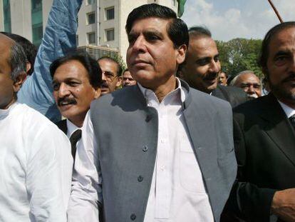 Raja Pervez Ashraf (centro) en una imagen de 2007.