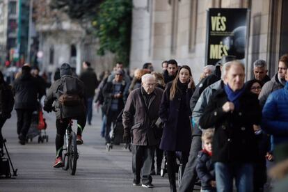 Cues davant de la Universitat de Barcelona.