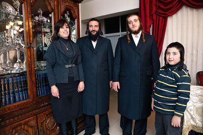Judíos ortodoxos residentes en Jerusalén, con dos de sus hijos, Shmuel, de 18 años, y Yehuda, de 8. Han casado ya a todas sus hijas a temprana edad. Ambos han fundado una facultad para jaredíes, estrictamente segregada.