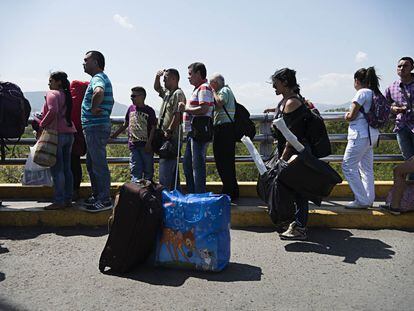 Colombianos y venezolanos hacen fila para cruzar la frontera por el puente Simón Bolívar.