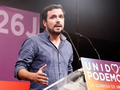 Alberto Garz&oacute;n en una rueda de prensa en el Teatro Goya para analizar los resultados del escrutinio.