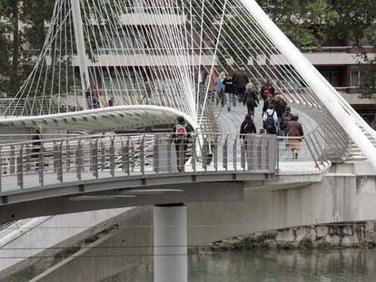 Imagen del punto de unión de la pasarela de Isozaki y la de Calatrava en Bilbao.