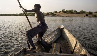 Un pescador de Bagasola rema en una barcaza en el lago Chad.