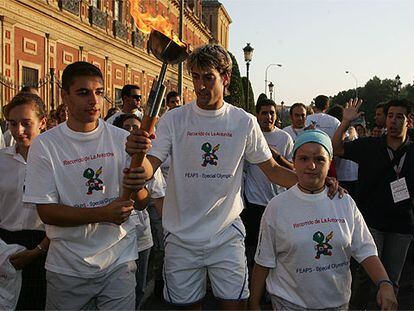 Antonio Reina junto al portador de la antorcha de Special Olympics, tras su parada en San Telmo.