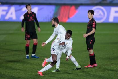 Vinicius celebra el gol del empate con Zubimendi, Nacho y Aihen en segundo término.