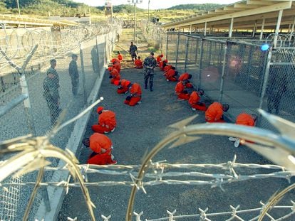 Fotografía del 11 de enero de 2002 difundida por la Marina estadounidense que muestra a los primeros 20 prisioneros de la Bahía de Guantánamo (Cuba) poco después de su llegada.