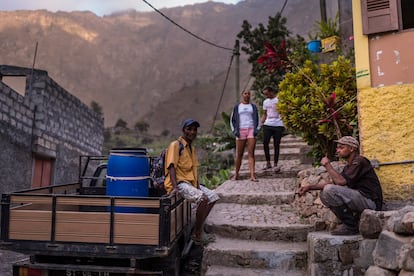 El cabo de Rivera es el lugar donde acaba la carretera, ‘fim de strada’, en criollo. Es el punto de confluencia de muchos caminos vecinales, desde donde sale una red de caminos rurales que comunican las viviendas de las personas con las zonas de cultivos. Están trazados sobre una orografía muy agreste que obliga a realizar grandes recorridos a pie y transportar a cuestas los productos de las huertas.