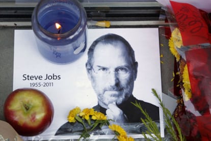 Objetos en homenaje a Steve Jobs en una tienda de Apple en Londres.