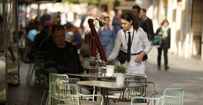Una camarera, en Barcelona. La hosteler&iacute;a paga los sueldos m&aacute;s bajos. 
