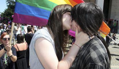 Dos mujeres se besan durante el día del Orgullo Gay en Zagreb, Croacia.