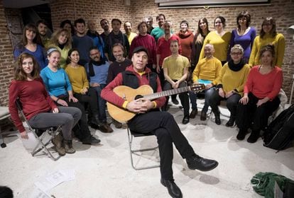 El músico argenito, Osvaldo Ciccioli, junto a los componentes de La Coral de Lavapiés el pasado 23 de enero.