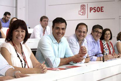 El secretario general del PSOE, Pedro Sánchez (2i), junto al secretario de Organización y Acción electoral, César Luena (c), y el secretario de Acción Política y Ciudadana, Patxi López (2d), la presidenta del partido, Micaela Navarro (i).
