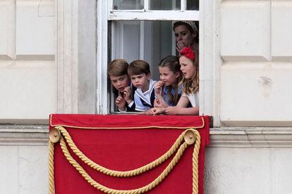 Los niños de la familia real británica observan el desfile desde una de las ventanas del Palacio de Buckingham. De izquierda a derecha están los tres hijos de Guillermo de Inglaterra y Kate Middleton: Jorge, Luis y Carlota; junto a ellos, Mia Tindall (hija de Zara y Mike Tindall, nieta de la princesa Ana). Sobre ellos, en segundo plano, está Beatriz de York, hija de Andrés de Inglaterra y también nieta de la reina.