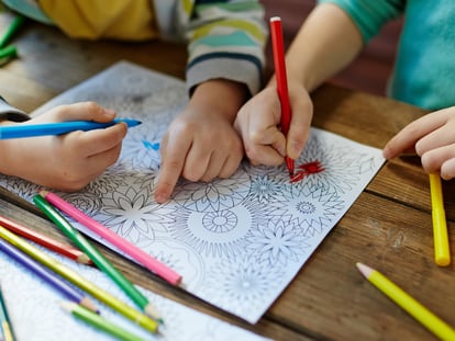 Una gran opción para que los niños y niñas aprendan a agarrar bien los lápices de colores y se diviertan. GETTY IMAGES.