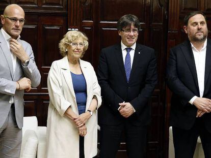 La alcaldesa de Madrid, Manuela Carmena, el presidente de la Generalitat Carles Puigdemont (2d), el vicepresidente catal&aacute;n, Oriol Junqueras (d), el conseller de Asuntos Exteriores, Relaciones Institucionales y Transparencia, Ra&uuml;l Romeva, durante el encuentro mantenido esta tarde en el consistorio madrile&ntilde;o.