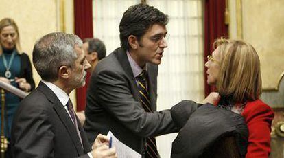 El socialista Eduardo Madina habla con Rosa Díez (UPyD) en presencia de Gaspar Llamazares (IU).