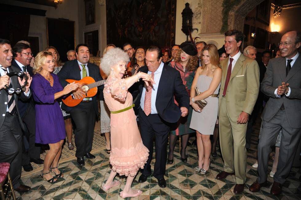 La duquesa bailando con Curro Romero, el día de su bda con Alfonso Díez.