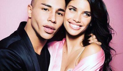 Olivier Rousteing, director creativo de Balmain, y la modelo de Victoria's Secret Sara Sampaio.