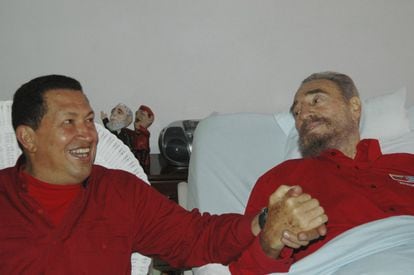 Hugo Chávez visita a Fidel Castro en La Habana el 13 de agosto de 2006, durante su convalecencia tras una operación. Imagen distribuida por el periódico 'Granma'.