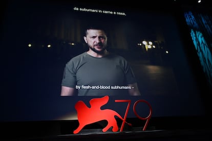 A través de una grabación presentada durante la noche, Volodímir Zelenski también formó parte de la ceremonia de apertura del festival. El presidente de Ucrania recordó que su país lleva 189 días en una guerra que "es un drama basado en los eventos de la vida real e interpretado en la vida real".
