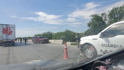 Un vehículo de la Guardia Nacional frente a la camioneta color guinda en la que viajaban los civiles, el 16 de abril en Nuevo Laredo (Estado de Tamaulipas).