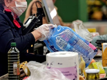 Compras en un supermercado de Valencia durante la cuarentena.