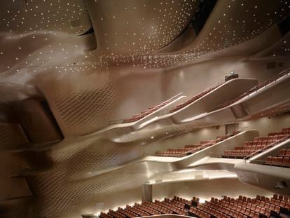 Casa de la Ópera de Guangzhou (China). En China la ópera es diferente, pero comprarte la obsesión por encargar espectaculares edificios a arquitectos de fama mundial. La Ópera de Guangzhou se empezó a construir en abril de 2002 y se inauguró en mayo de 2010. Está firmado por los reconocidos arquitectos Coop Himmelblau, Rem Koolhaas y Zaha Hadid, y cuenta con 1.800 asientos, así como una sala multifuncional para 400 espectadores con la tecnología acústica más avanzada. Los arquitectos se inspiraron en los valles de los ríos y en el proceso de transformación que tienen por la erosión. El edificio ha cambiado la fisionomía de la ciudad y fue el inicio de una transformación en forma de nuevas infraestructuras culturales, como bibliotecas o museos.