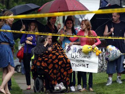 La abuela de Michelle Knight espera a la puerta de la casa de Gina DeJesus.