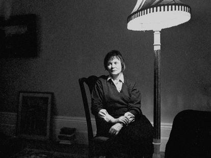 Iris Murdoch, en el sal&oacute;n de su casa, en los a&ntilde;os sesenta.