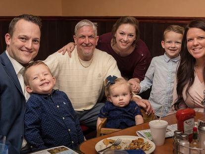 David Bennett, tercero por la izquierda, posa con su familia en una imagen de 2019.