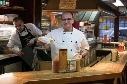 <b>Frankfurt Pedralbes</b> Rafael Ortega serveix un entrepà al Frankfurt Pedralbes, al carrer Jordi Girona.
