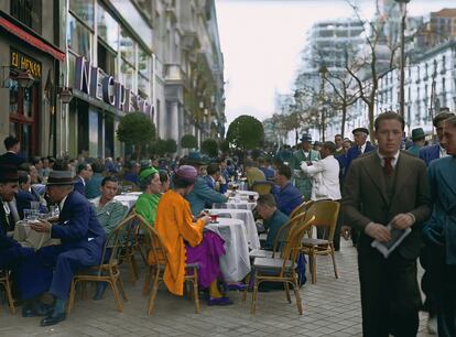 La terraza de uno de los cafés de la Calle de Alcalá en 1935, el Granja de Henar. Foto de José María Díaz Casariego. 