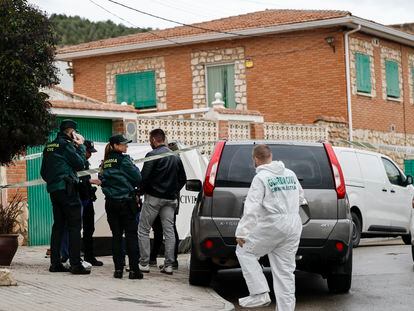 Miembros de la Guardia Civil trabajan en el lugar donde se han hallado los cuerpos de tres hermanos de avanzada edad con signos de violencia, este jueves en Morata de Tajuña.