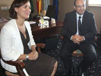 El primer ministro de Gibraltar, Peter Caruana, y la alcaldesa de la Línea de la Concepción (Cádiz), Gema Araujo, durante la reunión que han mantenido hoy en el Ayuntamiento de esta localidad.