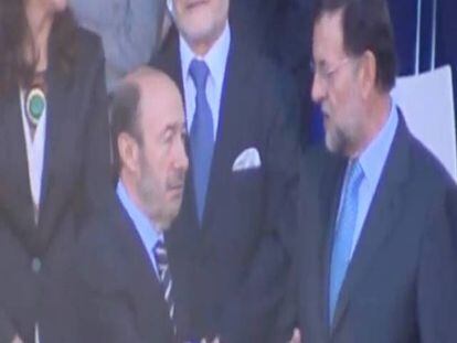 Rubalcaba y Rajoy, larga charla en la tribuna del desfile militar