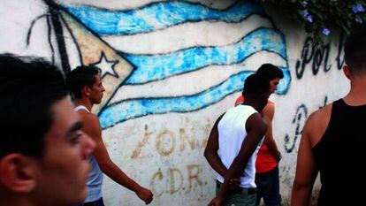 Jóvenes caminando en un barrio de La Habana.
