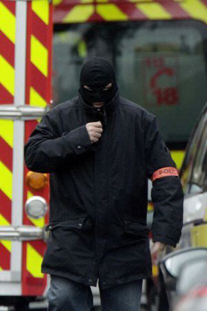 Un miembro de la unidad de intervenci&oacute;n de la polic&iacute;a francesa (RAID) en el cerco a la casa del presunto asesino de Toulouse.