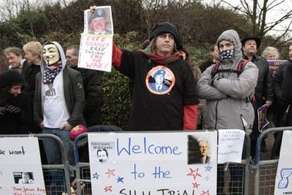 Protesta de defensores del fundador de Wikileaks, Julian Assange, el pasado martes ante un juzgado londinense.