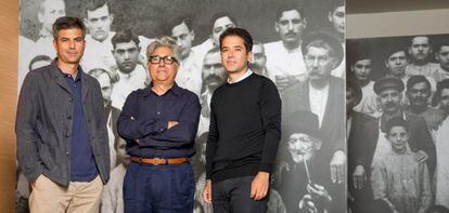 El dueño de Camper, Miguel Fluxà, rodeado por sus hijos Lorenzo (izquierda) y Miguel (derecha).